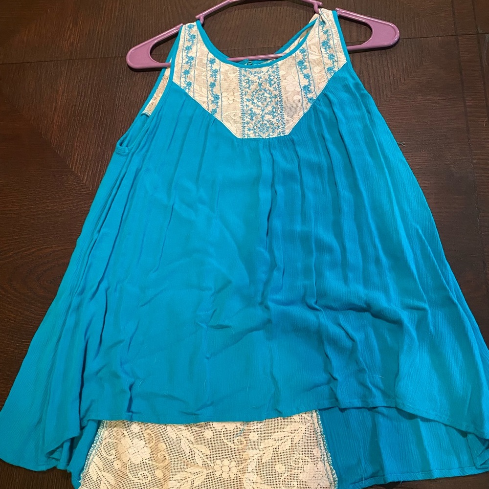 Beautiful tank top. Size medium.